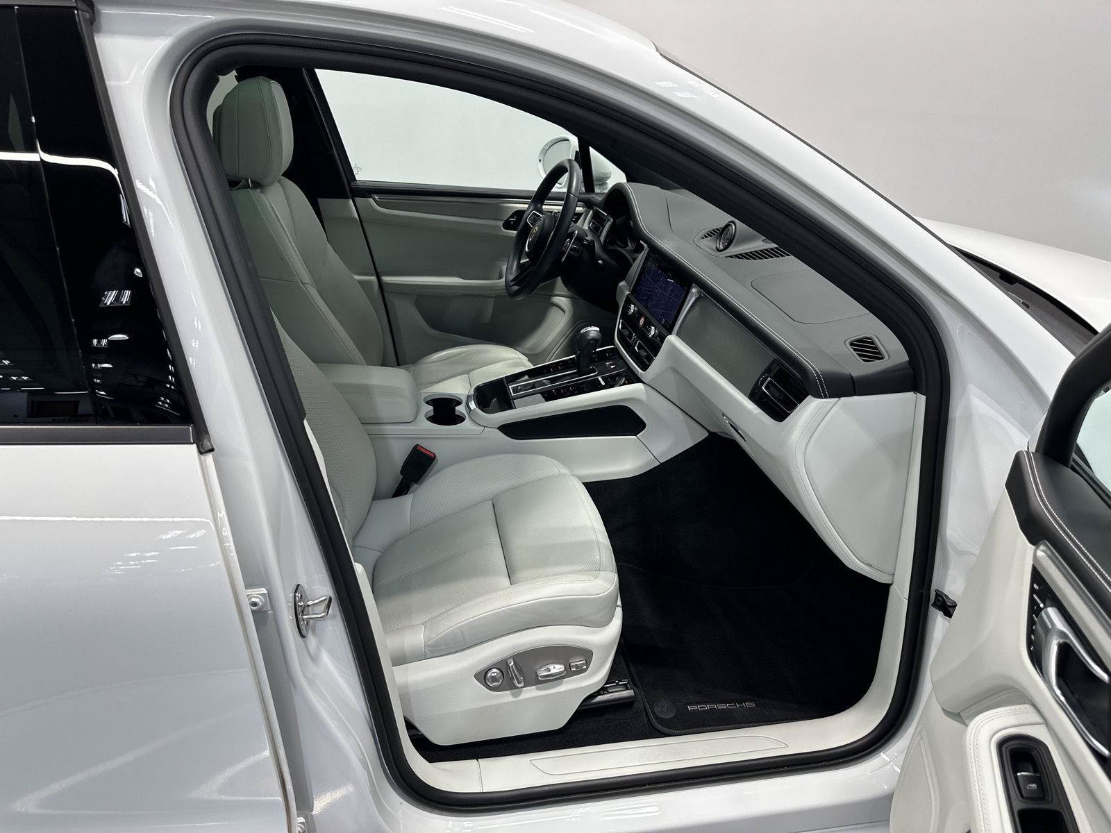 Certified 2023 Porsche Macan AWD/4WD image 43