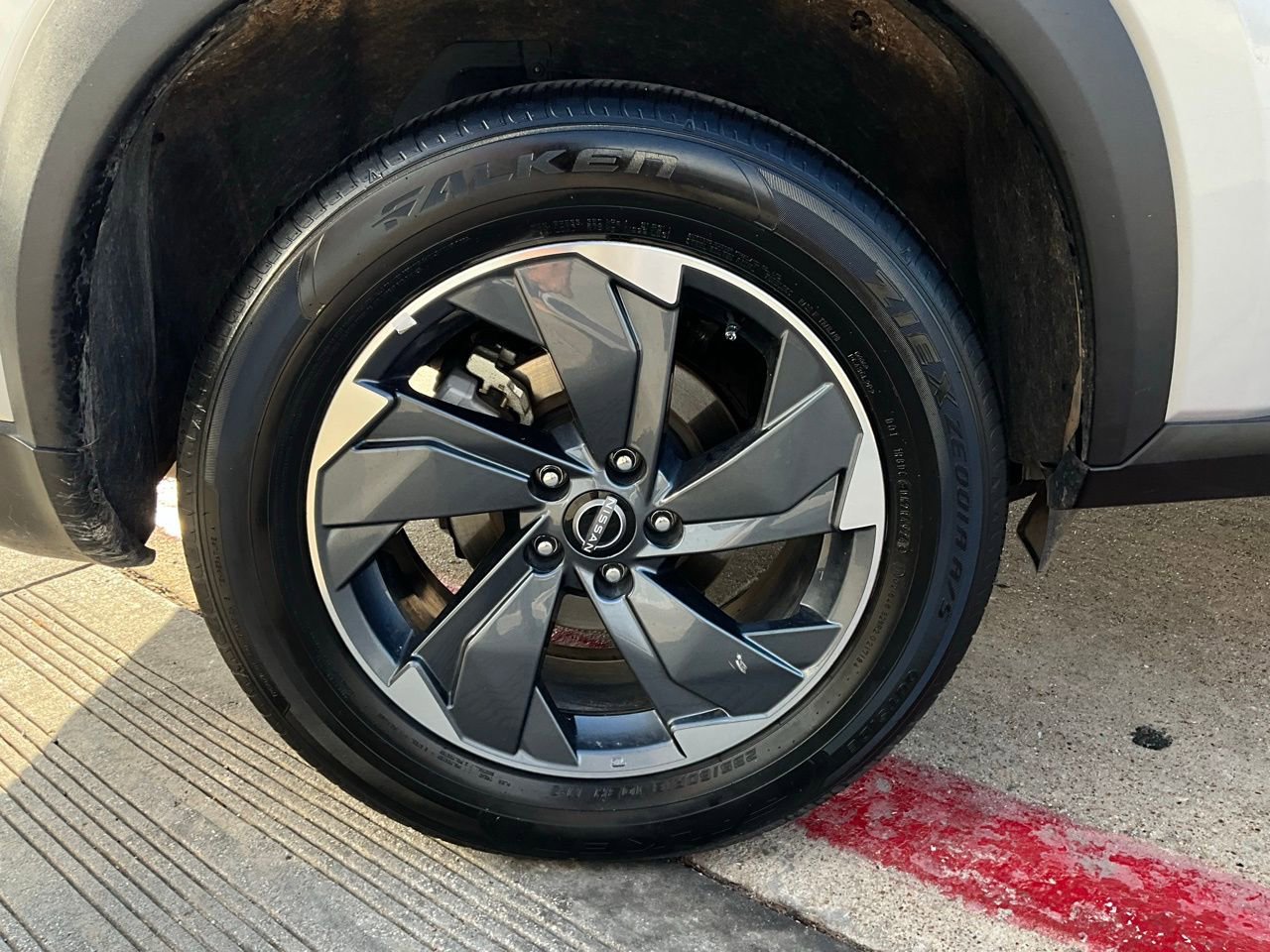 Used 2025 Nissan Rogue SV image 9