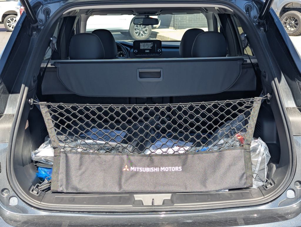 Used 2025 Mitsubishi Outlander 4WD Plug-In Hybrid image 33