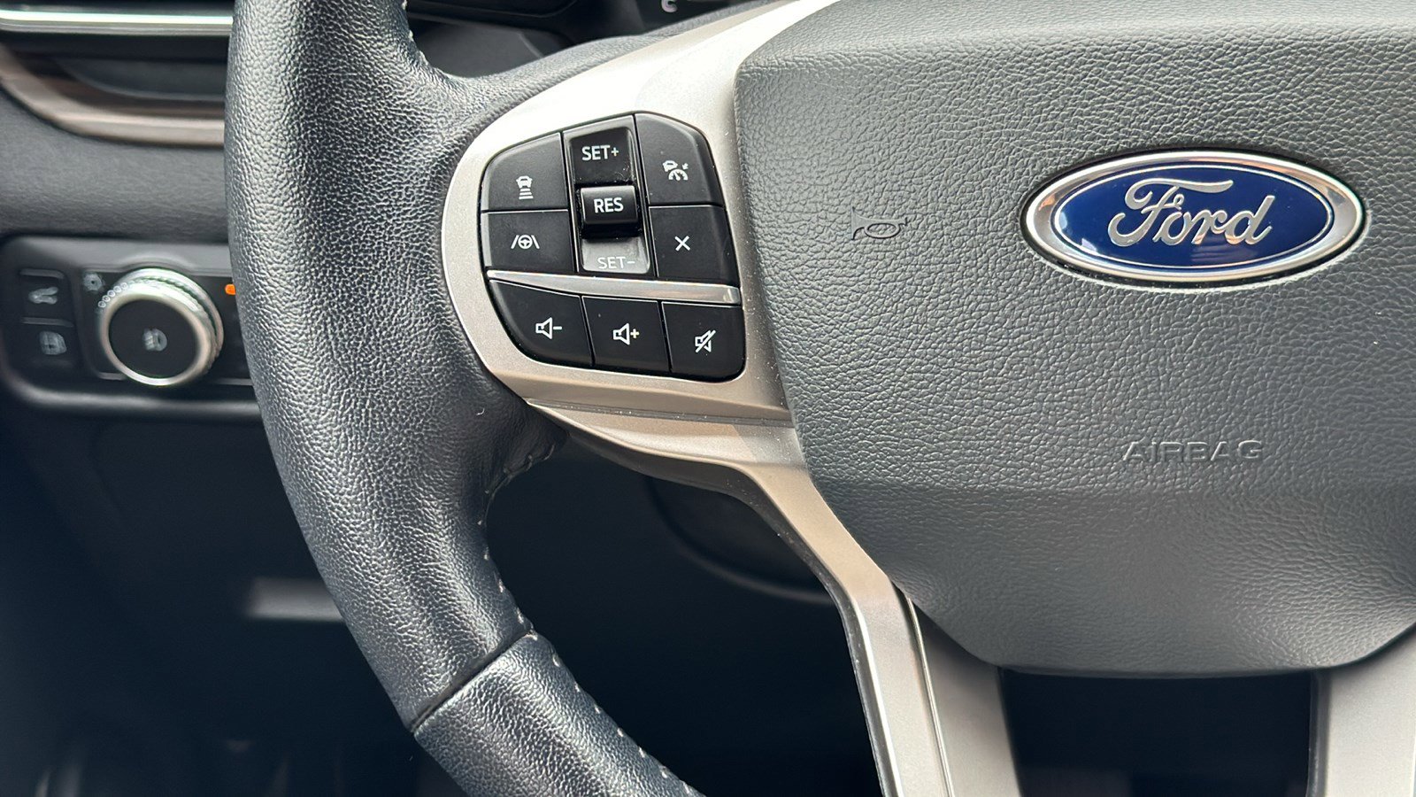 Used 2022 Ford Explorer Limited w/ Hybrid Equipment Group 310A AWD/4WD image 31