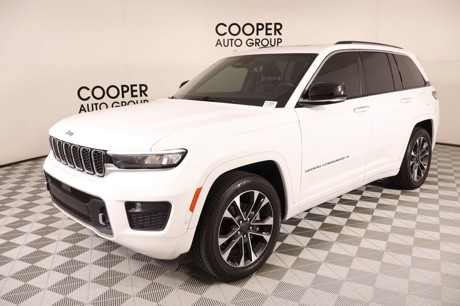 Used 2023 Jeep Grand Cherokee Overland w/ Luxury Tech Group IV AWD/4WD image 11