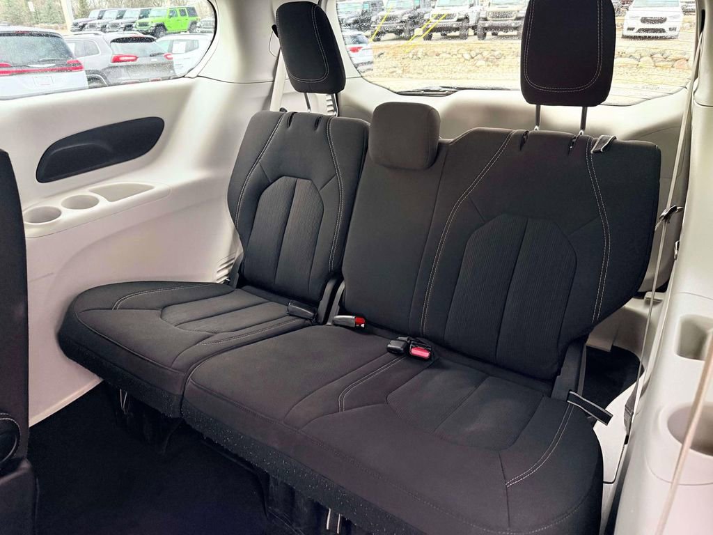 Used 2023 Chrysler Voyager LX image 10