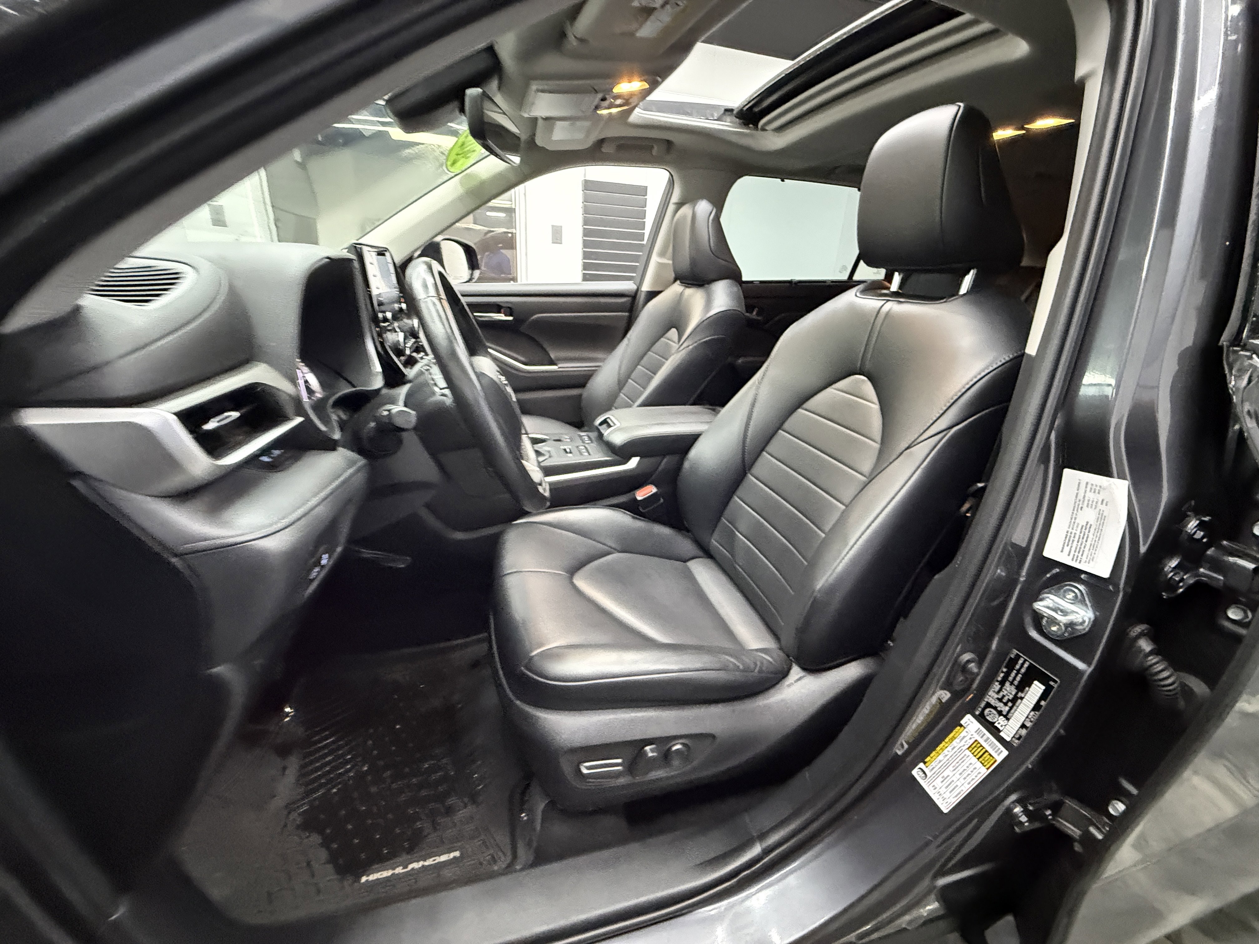 Used 2022 Toyota Highlander XLE AWD/4WD image 11