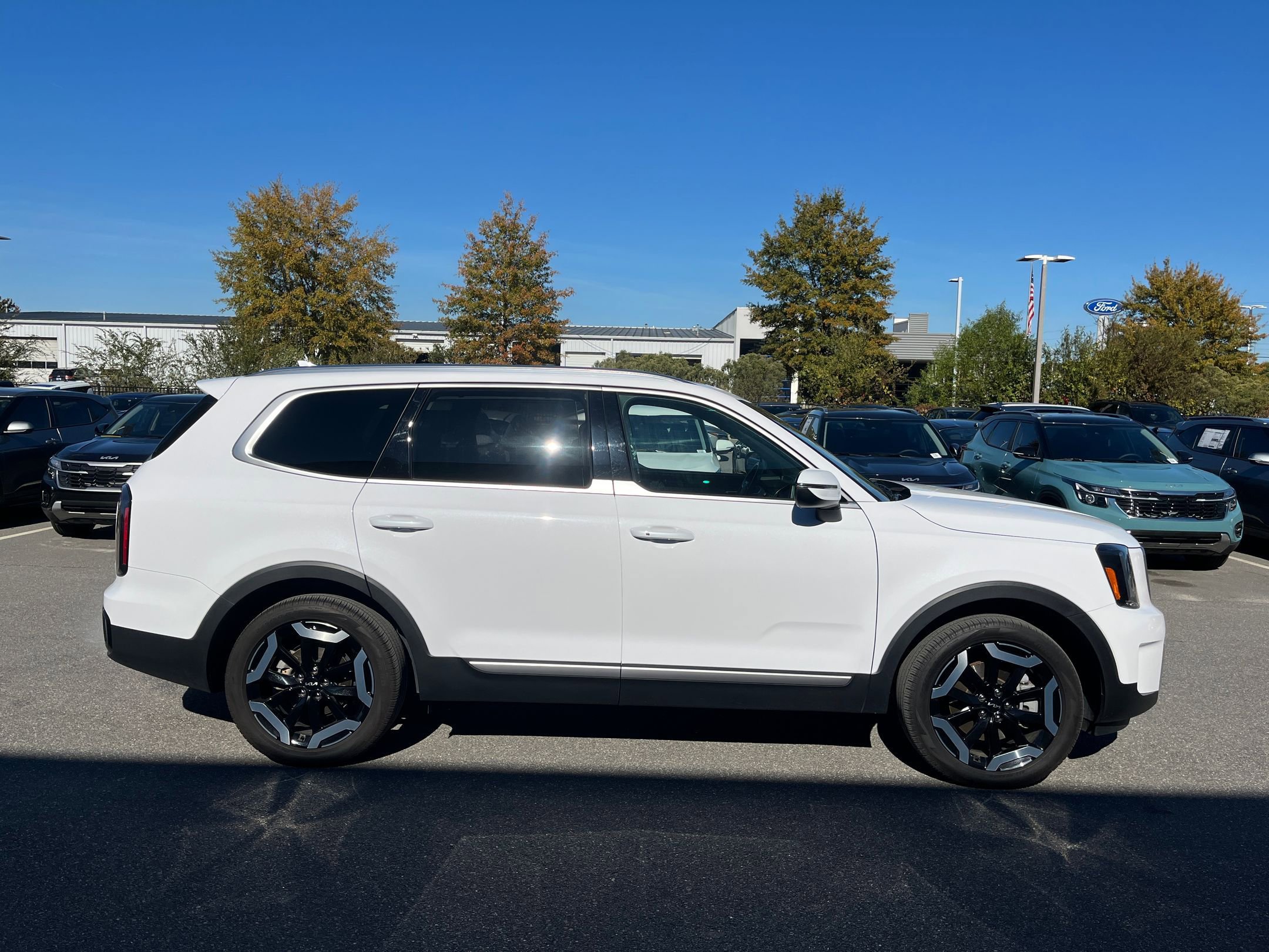 Used 2024 Kia Telluride EX w/ EX Captain's Chair Package image 9