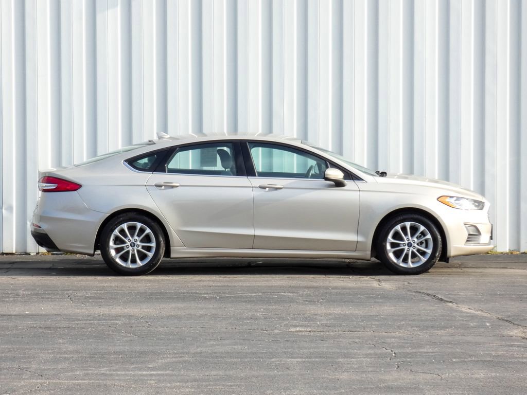 Used 2019 Ford Fusion SE FWD image 2