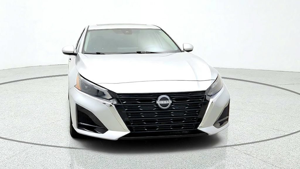 Used 2023 Nissan Altima 2.5 SV w/ SV Premium Package FWD image 2