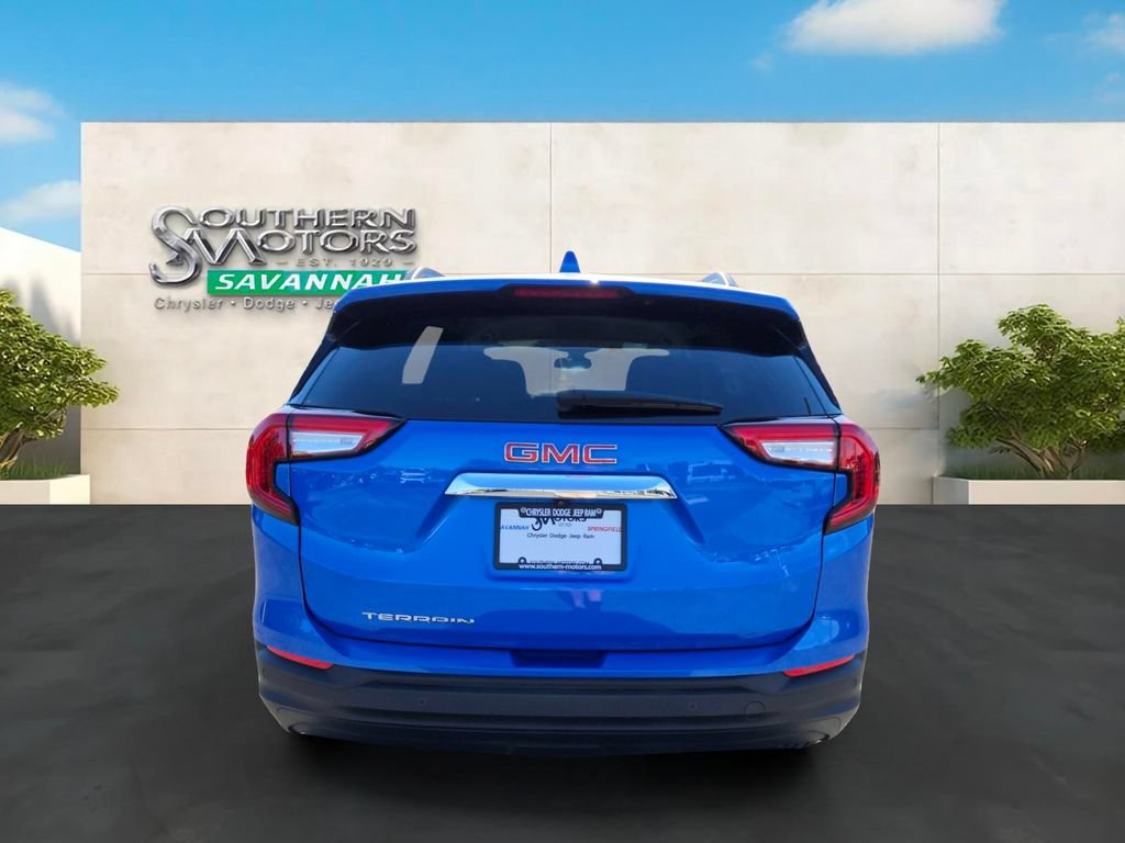 Used 2024 GMC Terrain SLE w/ Driver Convenience Package FWD image 4
