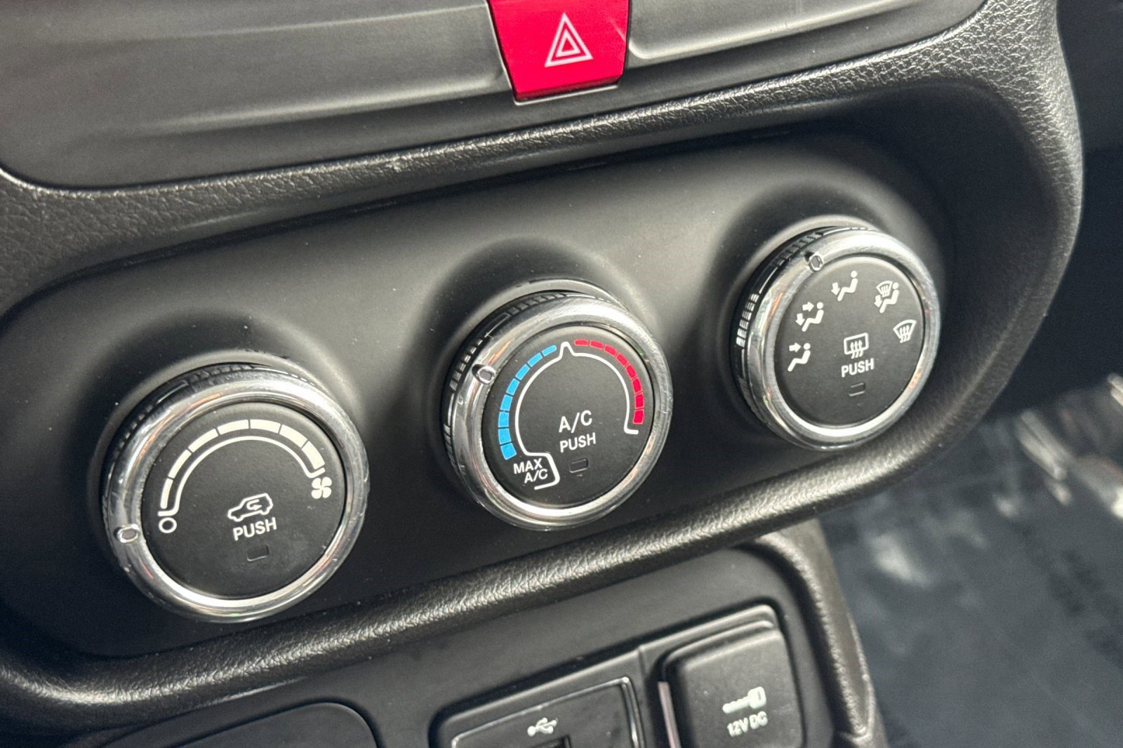 Used 2017 Jeep Renegade Latitude image 17