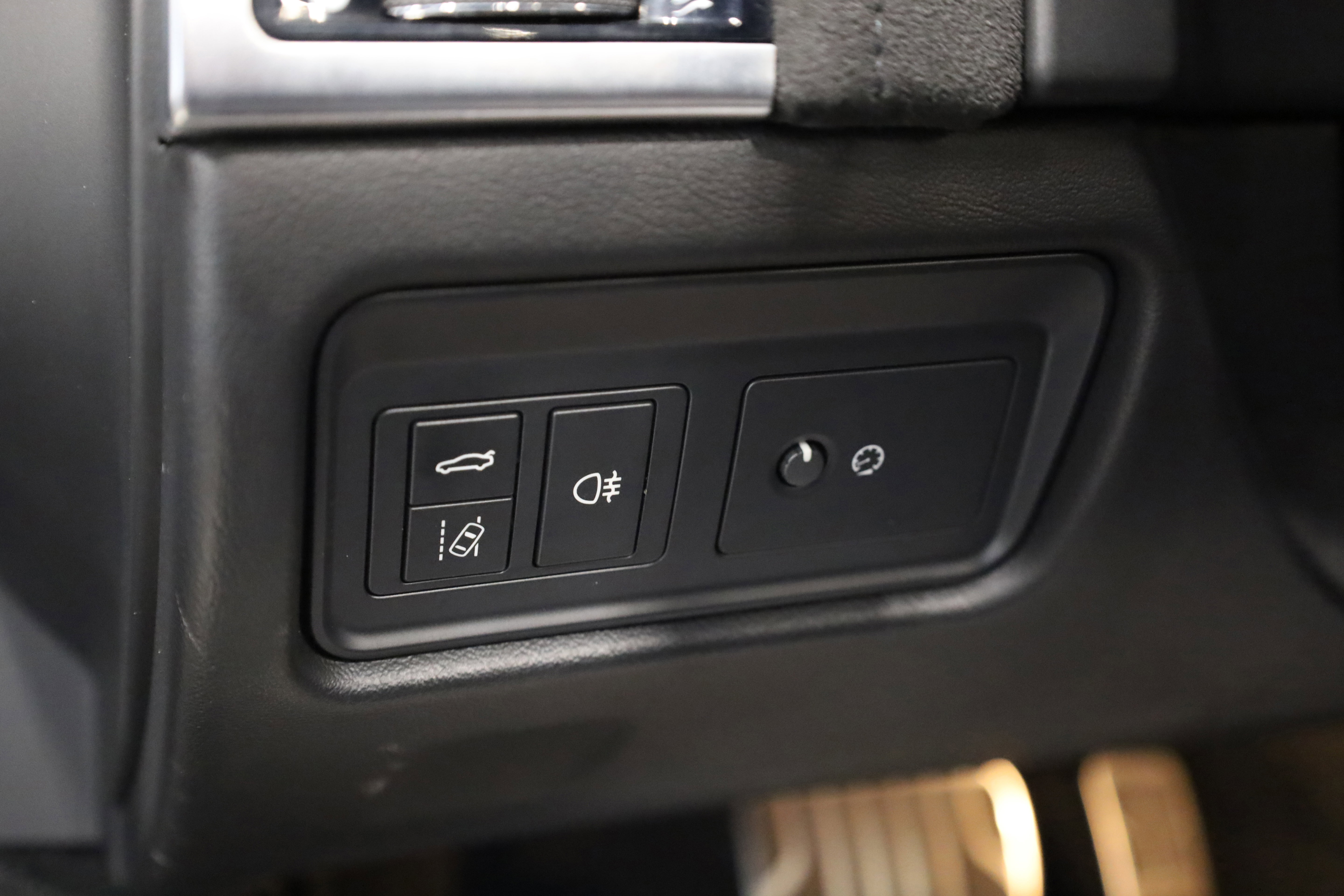 Used 2020 Jaguar F-TYPE SVR image 19