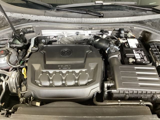 Certified 2024 Volkswagen Tiguan SE R-Line image 8
