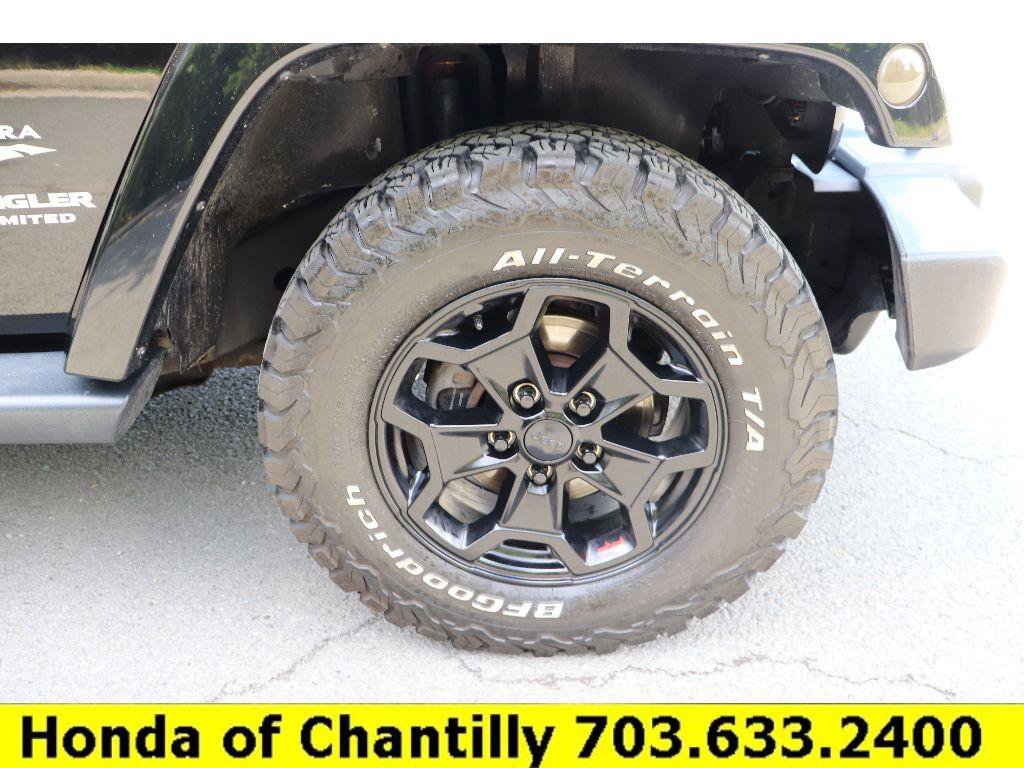 Used 2015 Jeep Wrangler Unlimited Sahara w/ Connectivity Group AWD/4WD image 28