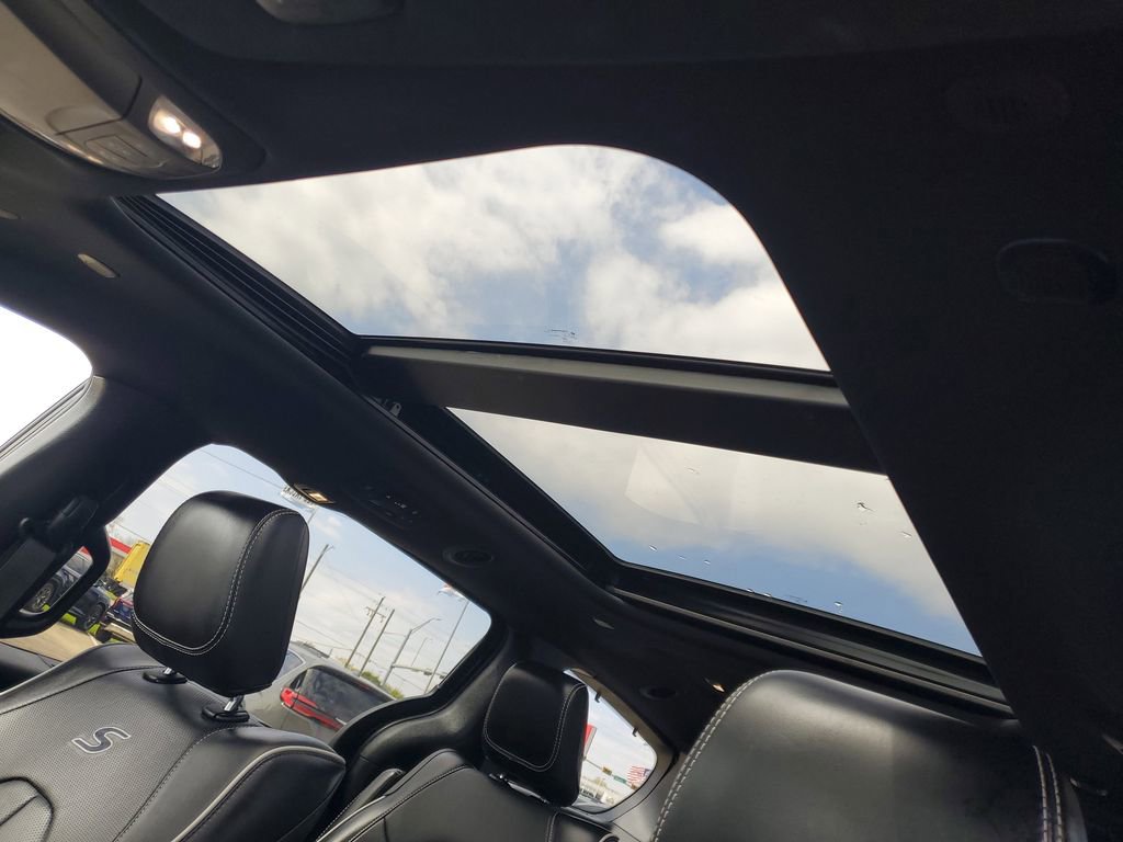 Used 2024 Chrysler Pacifica Premium image 10