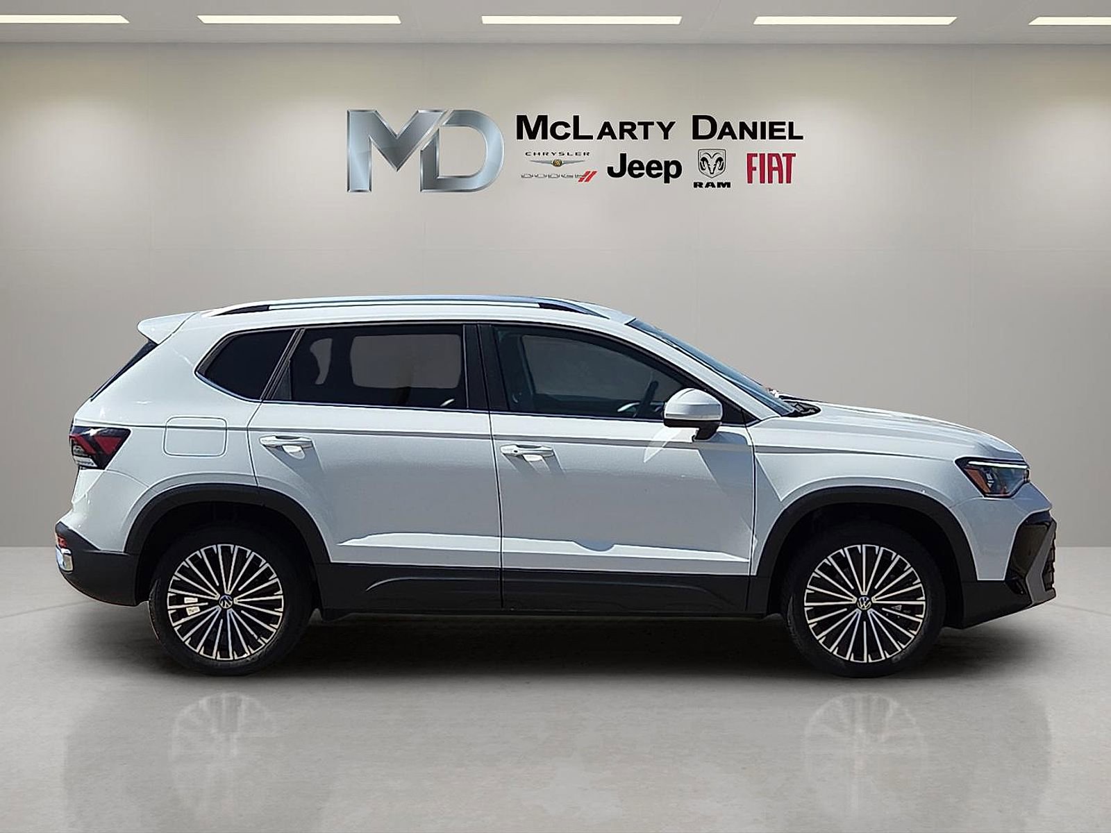 Used 2025 Volkswagen Taos SE FWD image 6