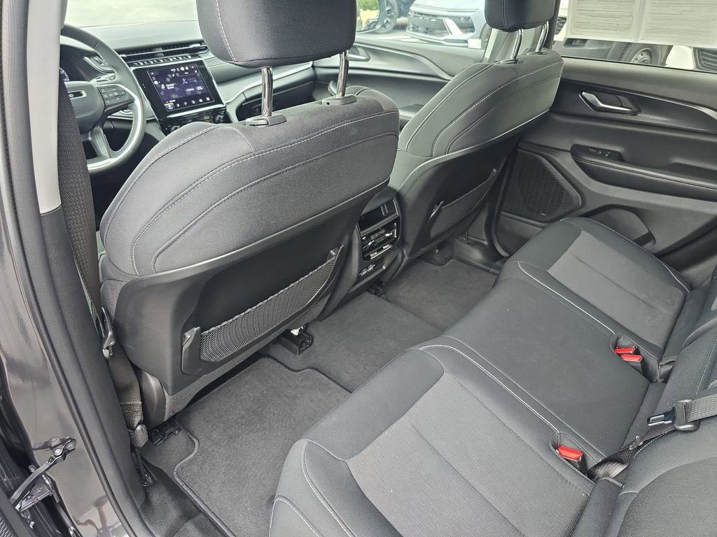 Used 2023 Jeep Grand Cherokee Laredo X image 14