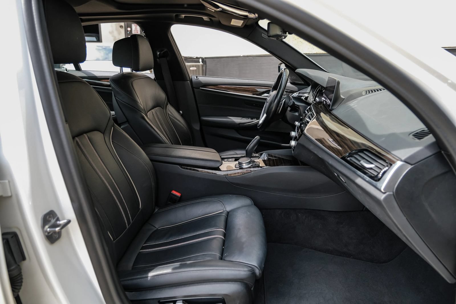 Used 2019 BMW 540i xDrive AWD/4WD image 32