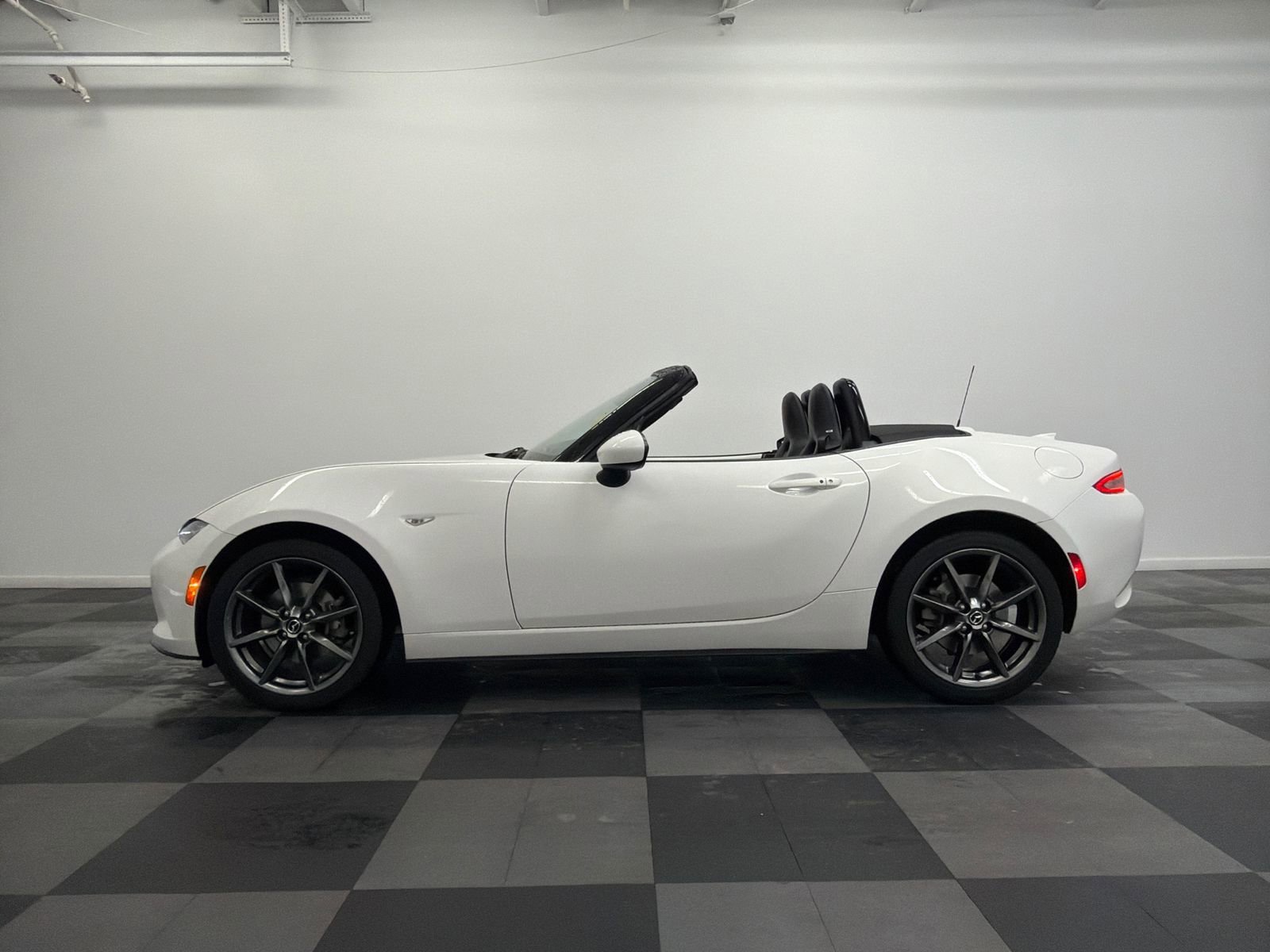 Used 2017 MAZDA MX-5 Miata Grand Touring video 4