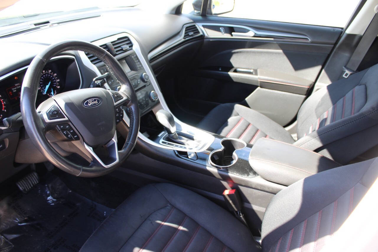 Used 2015 Ford Fusion SE w/ Equipment Group 201A FWD image 19