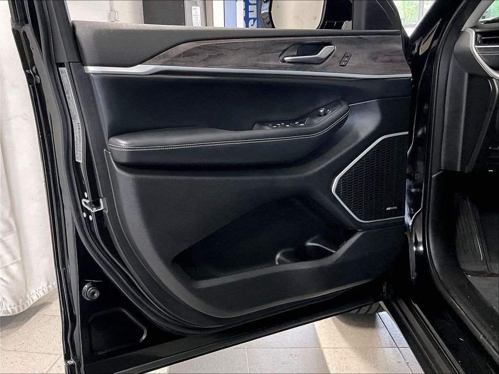 Used 2022 Jeep Grand Cherokee L Limited AWD/4WD image 9