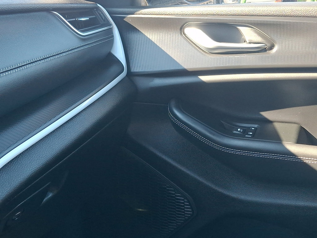 Used 2025 Jeep Grand Cherokee Altitude image 31