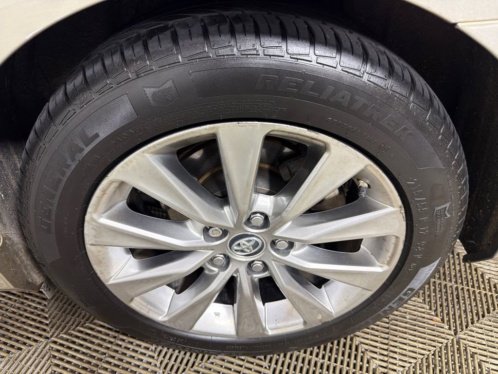Used 2015 Toyota Camry XLE w/ Moonroof Package FWD image 20