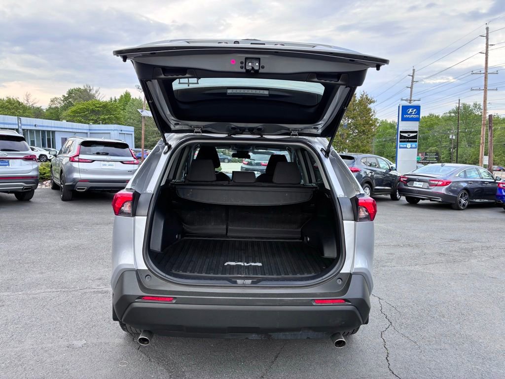 Used 2021 Toyota RAV4 LE AWD/4WD image 11