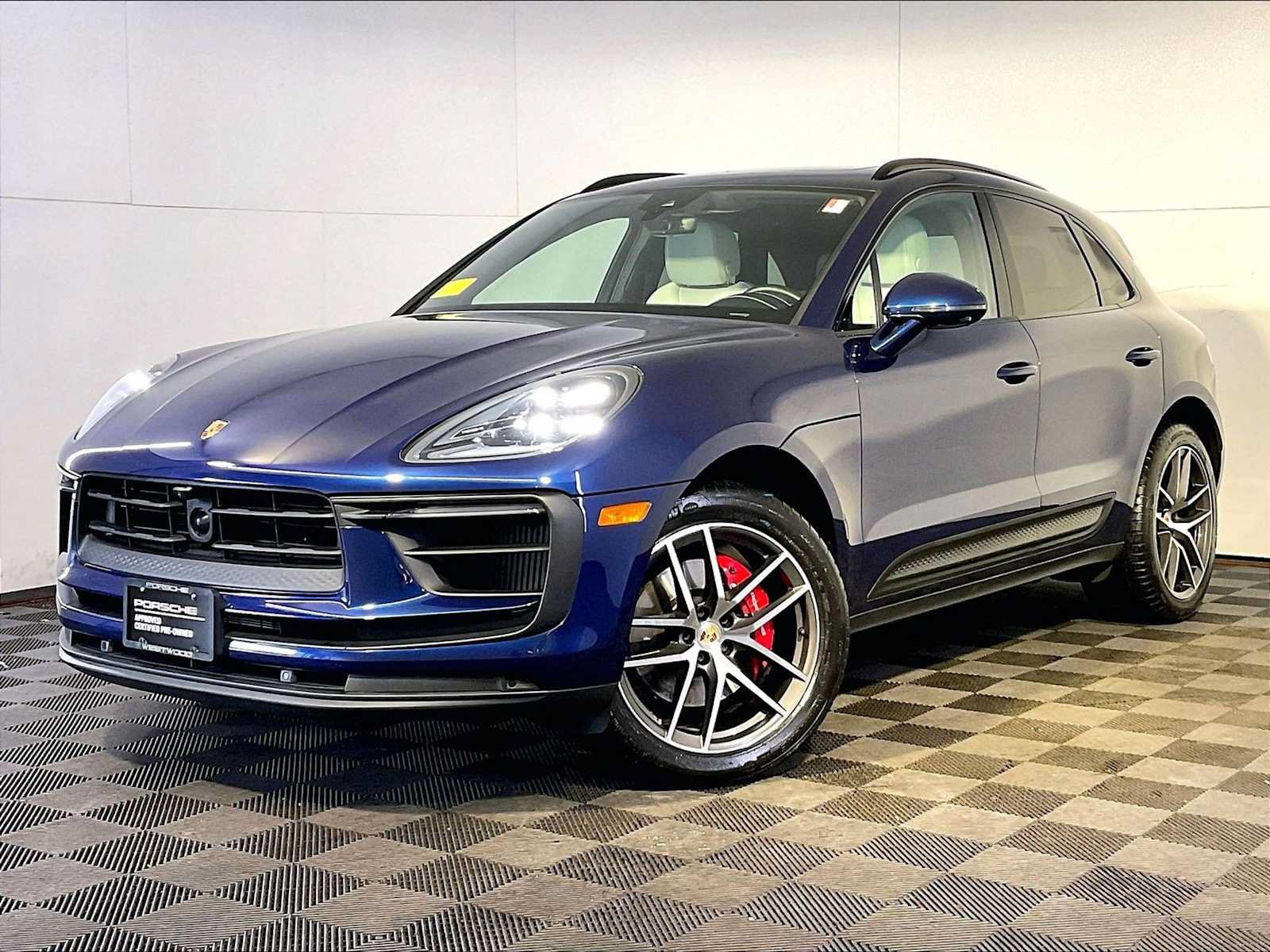 Certified 2023 Porsche Macan S AWD/4WD image 1
