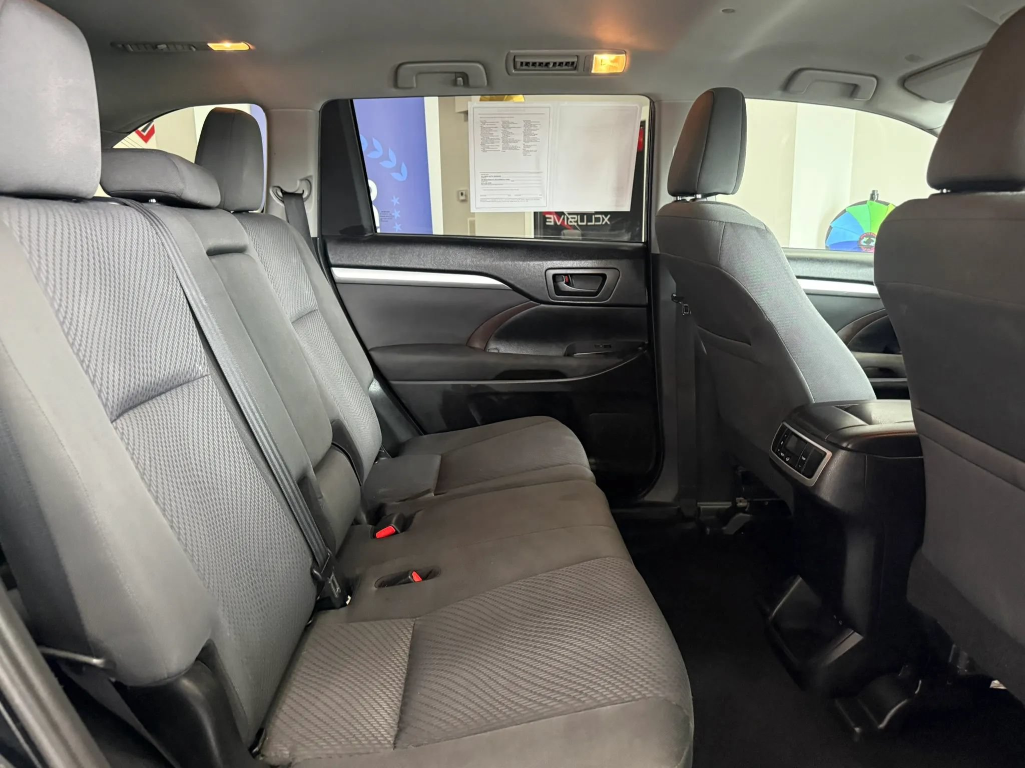 Used 2019 Toyota Highlander LE AWD/4WD image 25