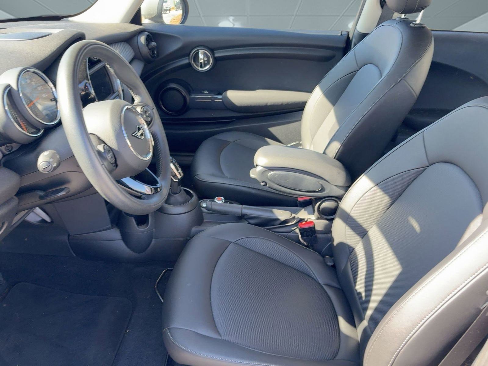 Used 2021 MINI Cooper 2-Door Hardtop image 5