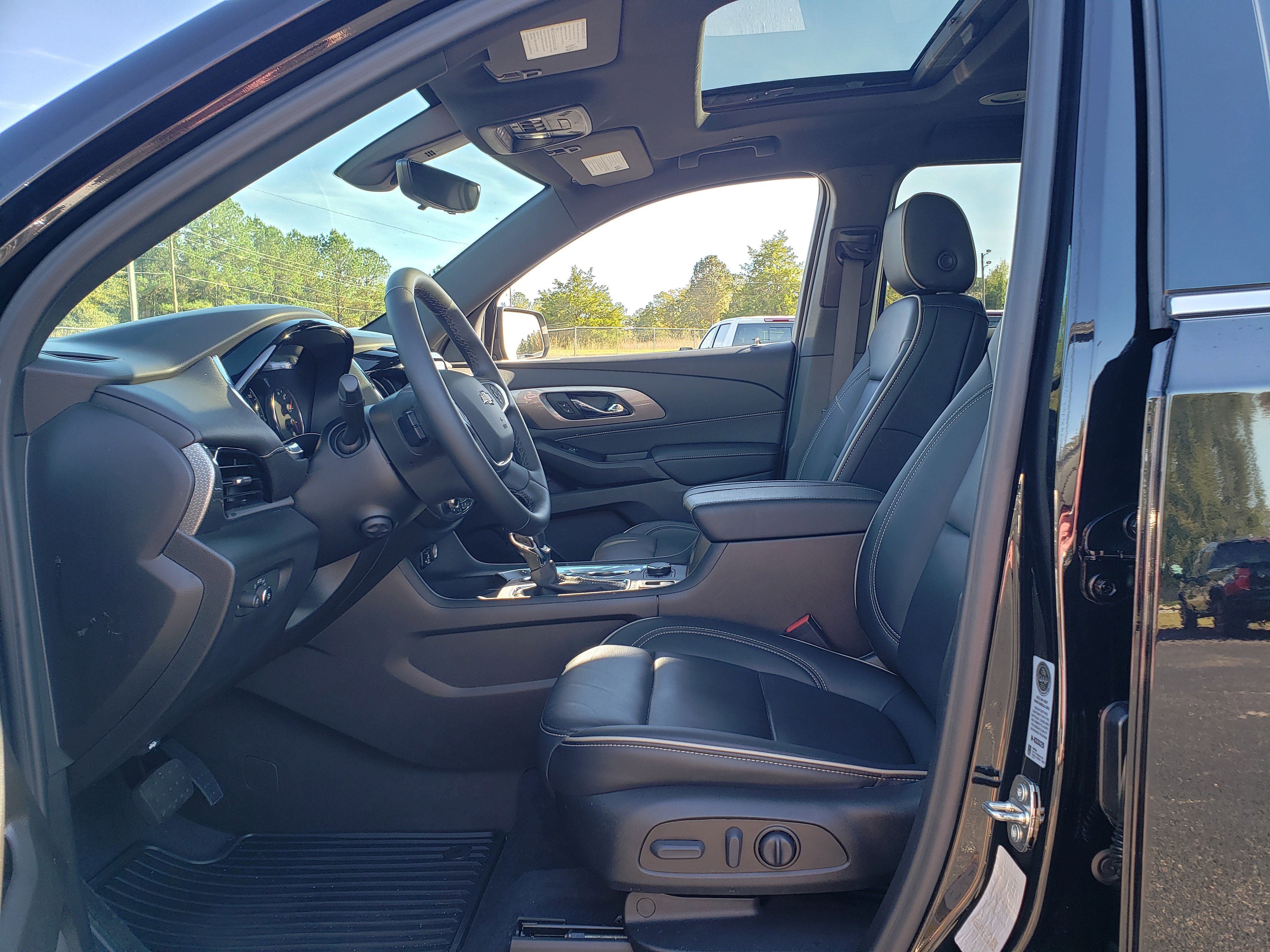 Used 2023 Chevrolet Traverse Premier image 28