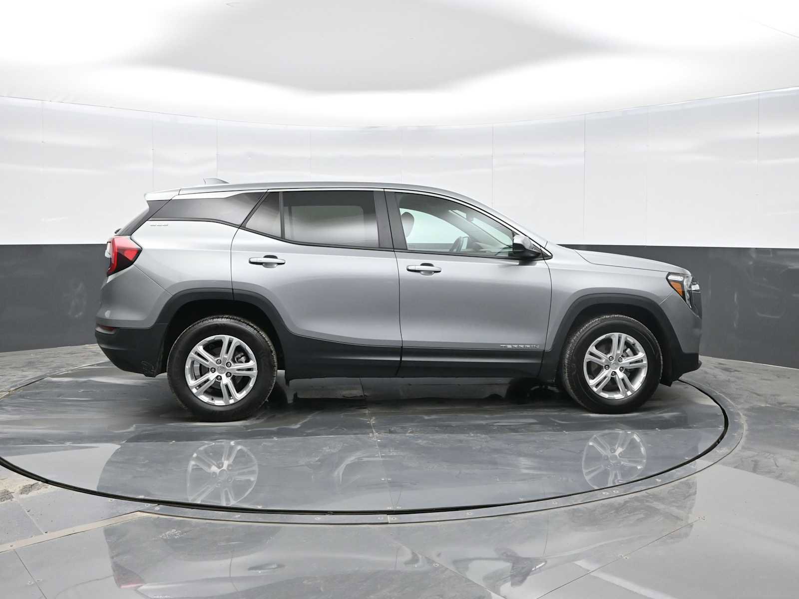 Used 2024 GMC Terrain SLE image 8