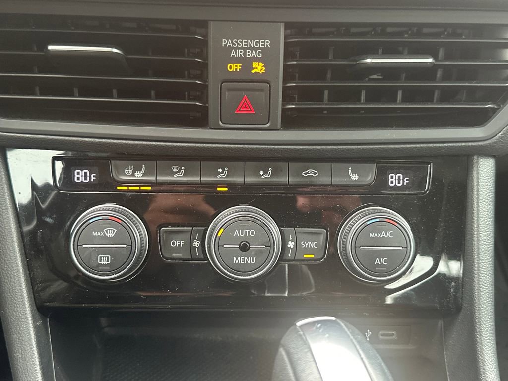 Used 2020 Volkswagen Jetta SE w/ SE Cold Weather Package FWD image 17