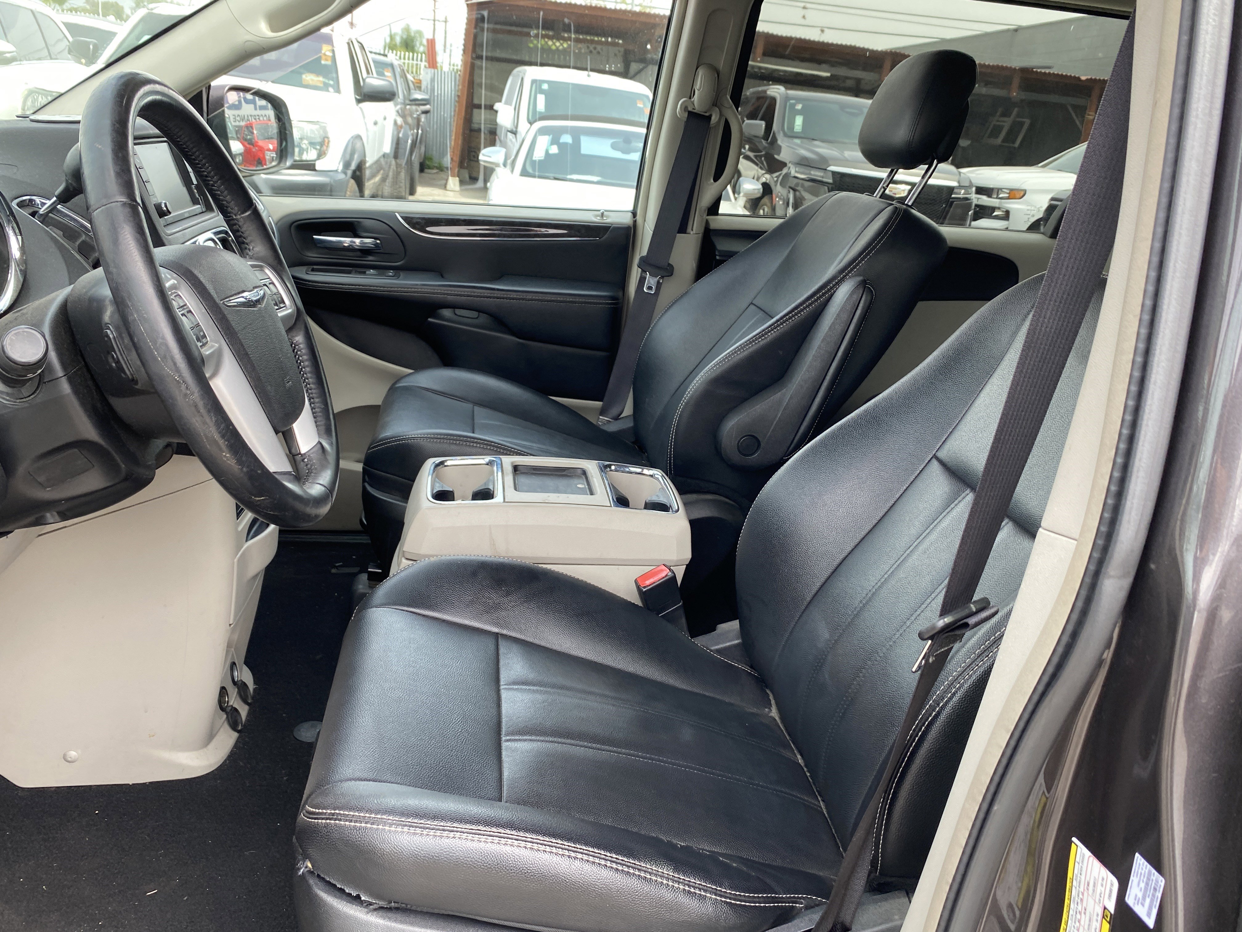 Used 2015 Chrysler Town & Country Touring FWD image 11
