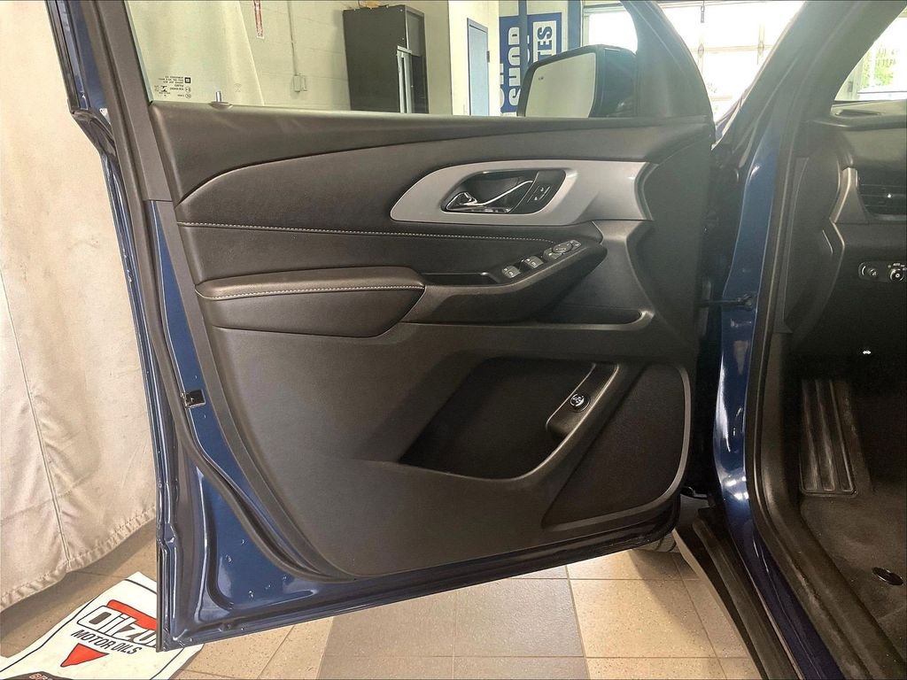 Used 2023 Chevrolet Traverse LT AWD/4WD image 9