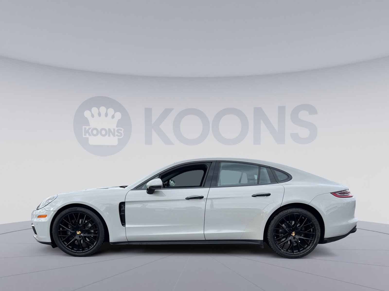 Used 2018 Porsche Panamera 4 image 2