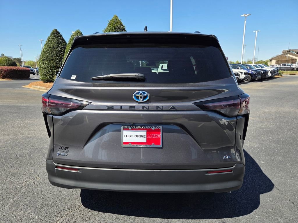 Used 2025 Toyota Sienna LE image 11