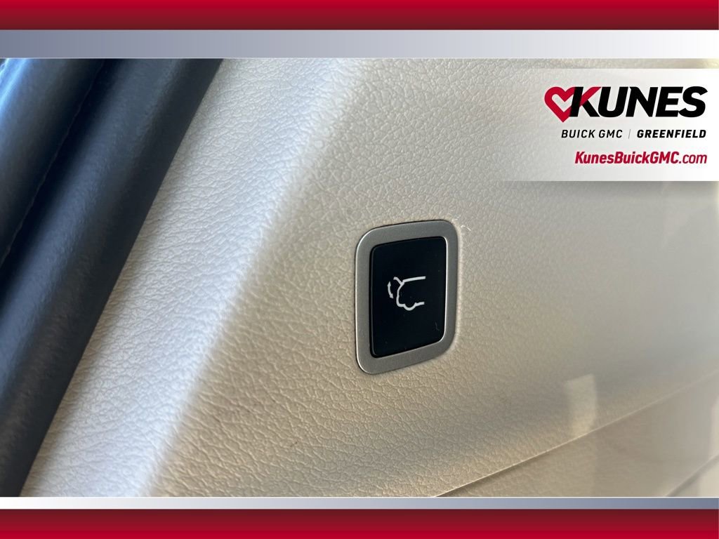 Used 2023 Chrysler Pacifica Touring-L image 37