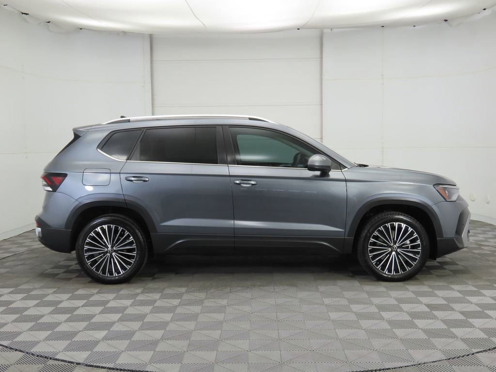 Used 2025 Volkswagen Taos SE w/ Panoramic Sunroof Package FWD image 4