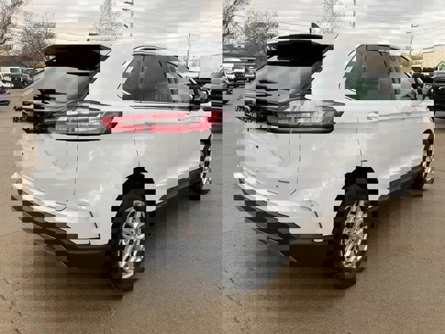Used 2024 Ford Edge SEL w/ Convenience Package image 3