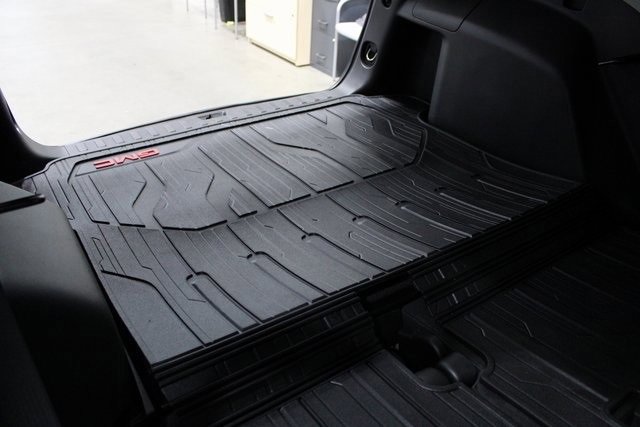 Used 2024 GMC Terrain SLE w/ Driver Convenience Package image 23