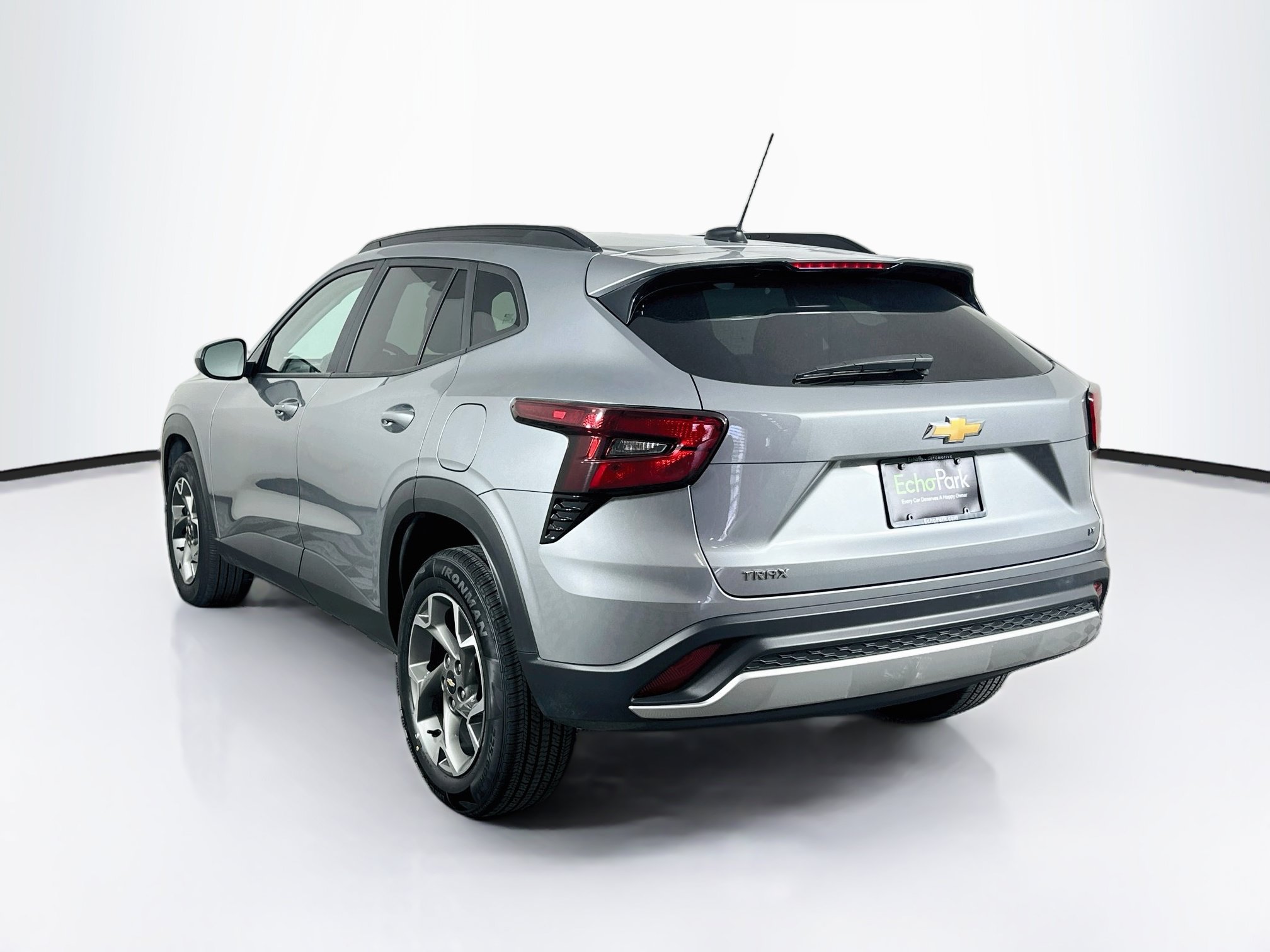 Used 2025 Chevrolet Trax LT w/ LT Convenience Package FWD image 5