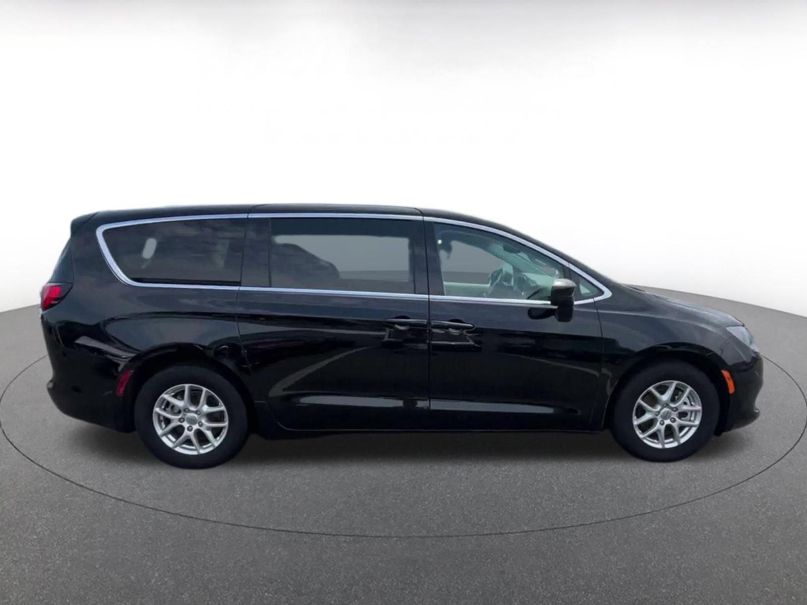 Used 2024 Chrysler Voyager LX FWD image 15