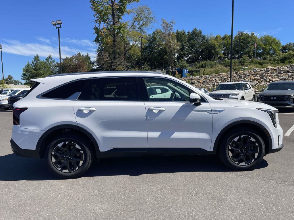 Used 2025 Kia Sorento S w/ Panoramic Sunroof Package FWD image 2