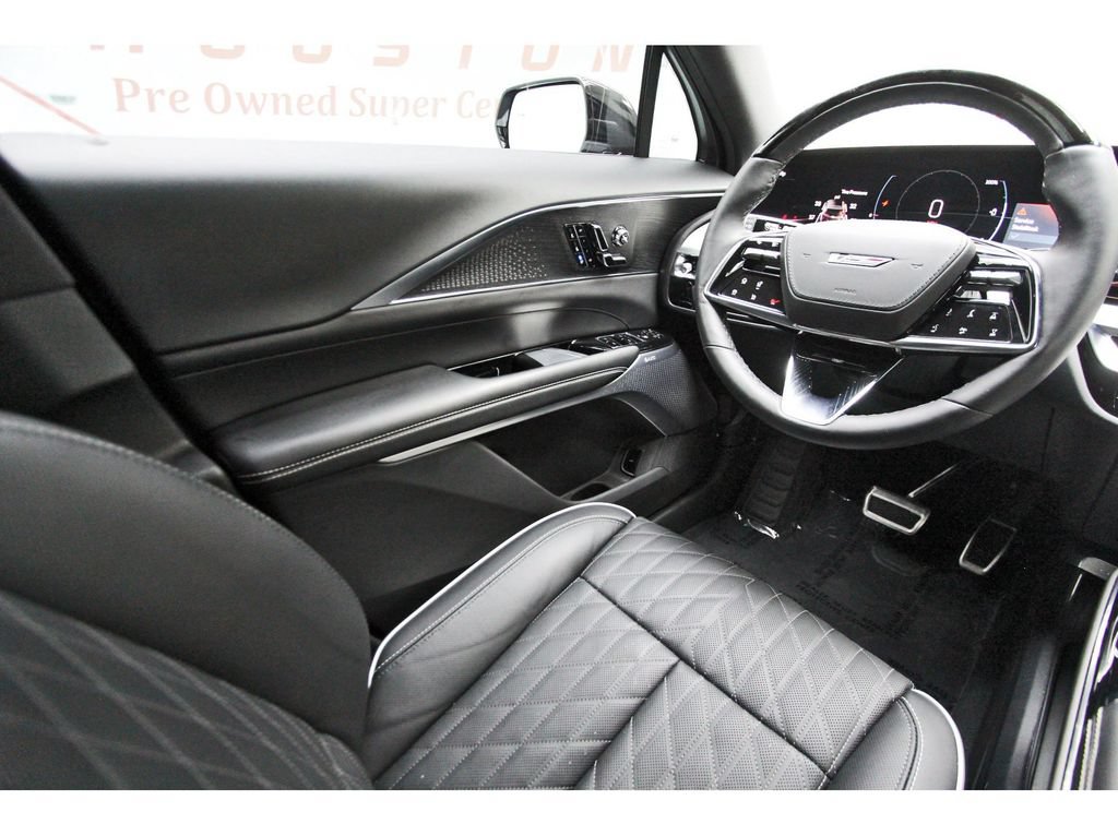 Used 2026 Cadillac Lyriq V w/ Exterior Carbon Fiber Package AWD/4WD image 6