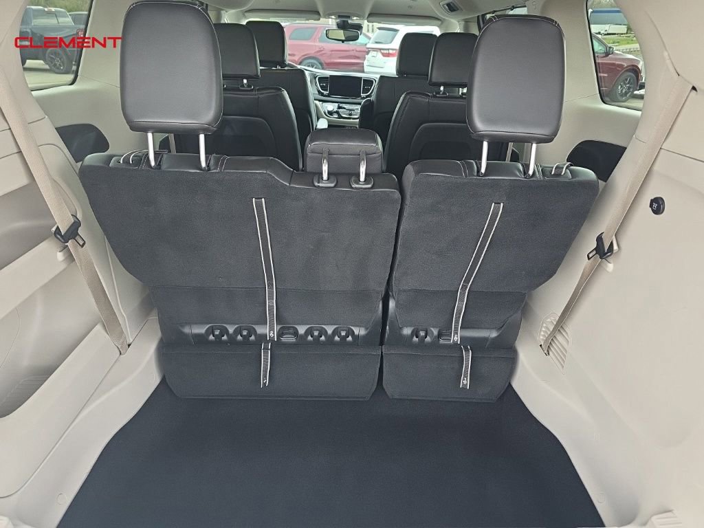 Used 2023 Chrysler Pacifica Touring-L image 19