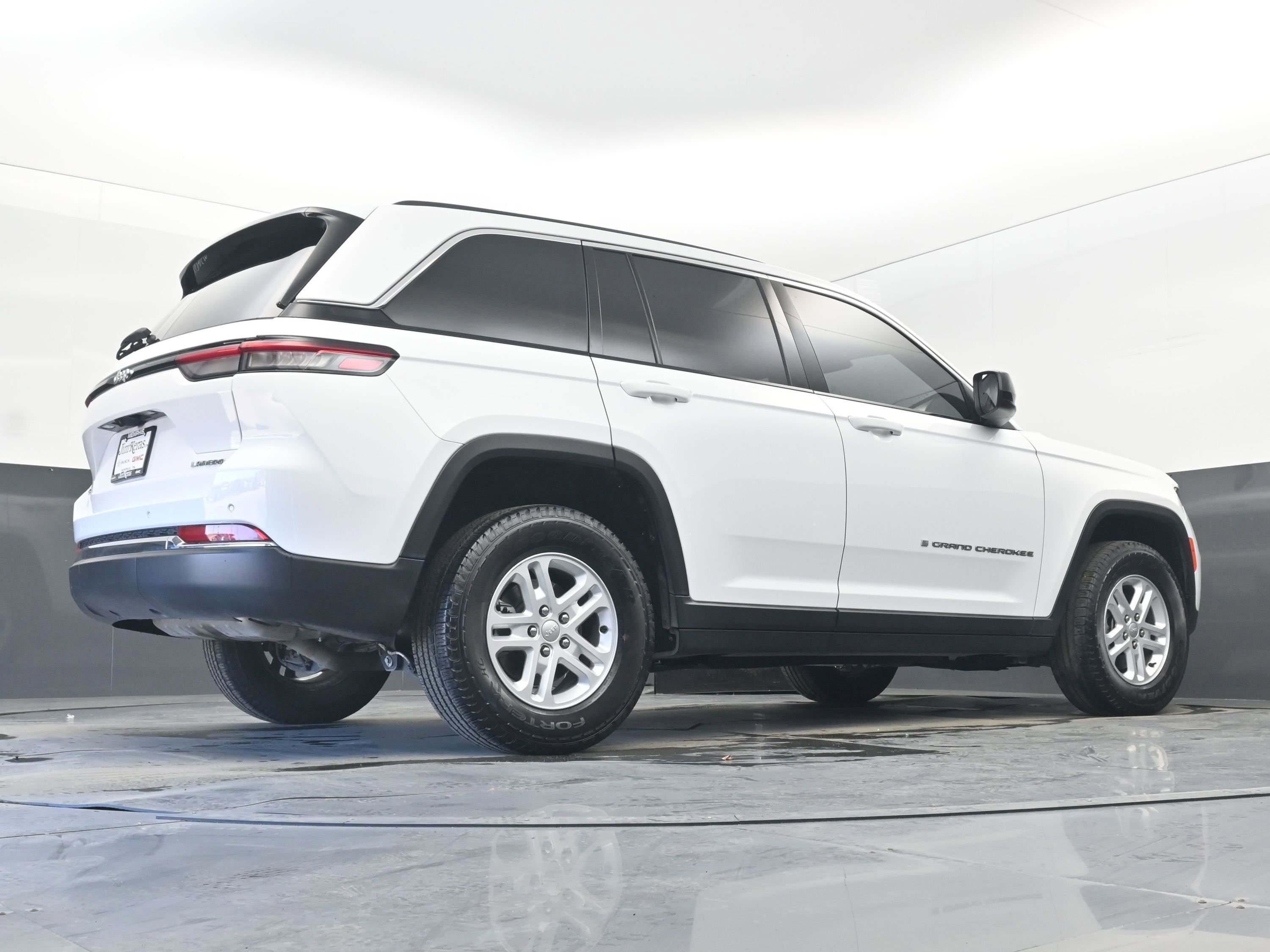 Used 2023 Jeep Grand Cherokee Laredo AWD/4WD image 28