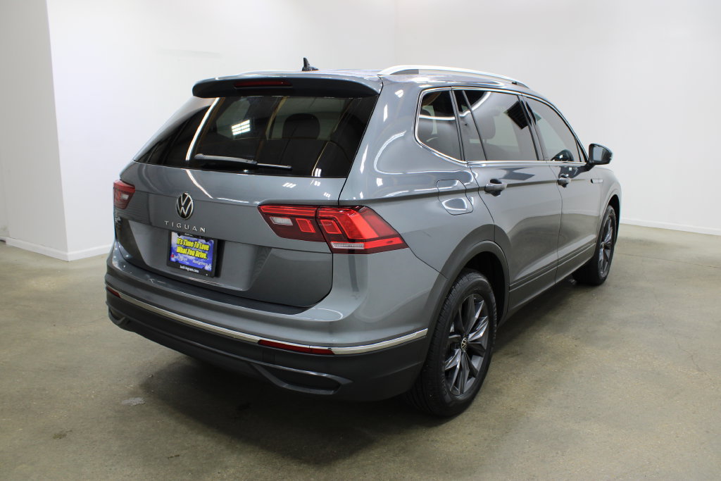 Used 2024 Volkswagen Tiguan SE w/ Panoramic Sunroof Package FWD image 5
