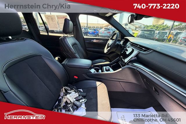 Used 2023 Jeep Grand Cherokee Altitude AWD/4WD image 23