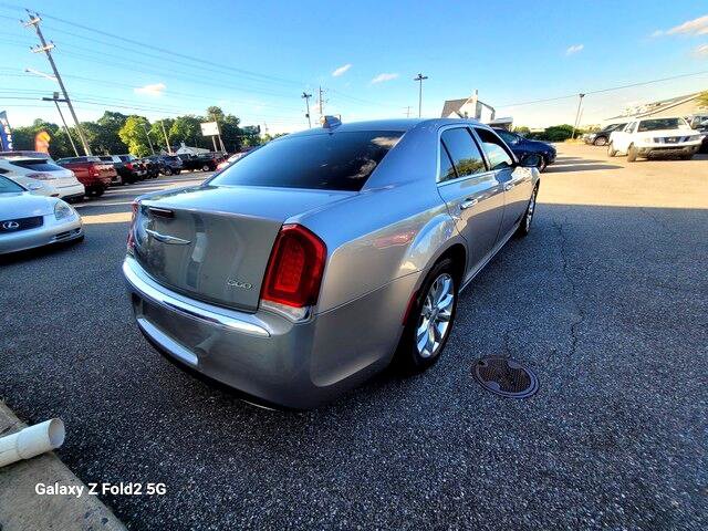 Used 2018 Chrysler 300 Limited image 7
