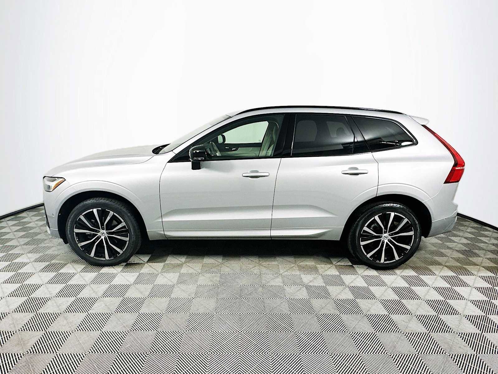 Used 2023 Volvo XC60 B5 Plus w/ Climate Package AWD/4WD image 4