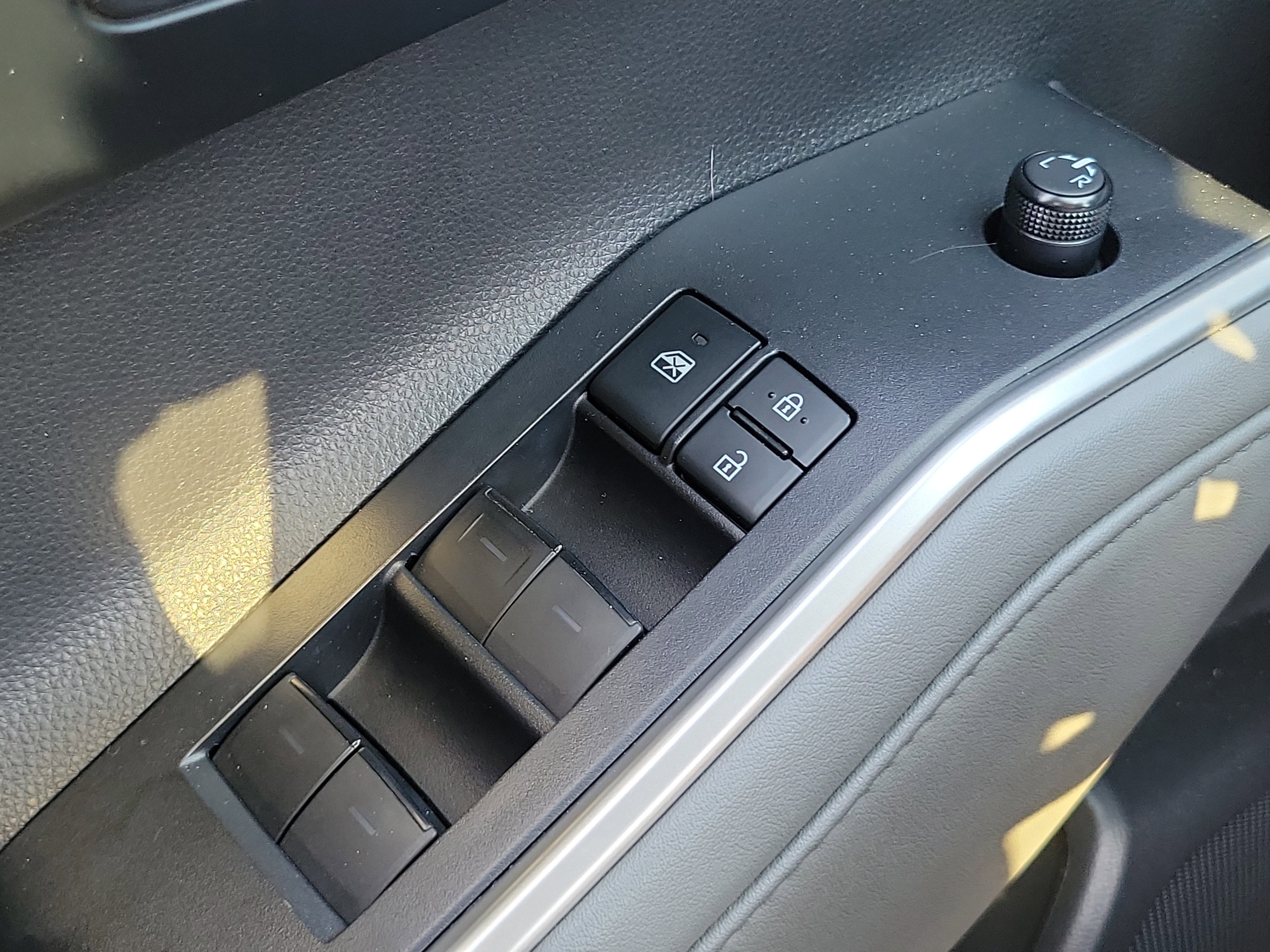 Used 2020 Toyota Highlander XLE image 25